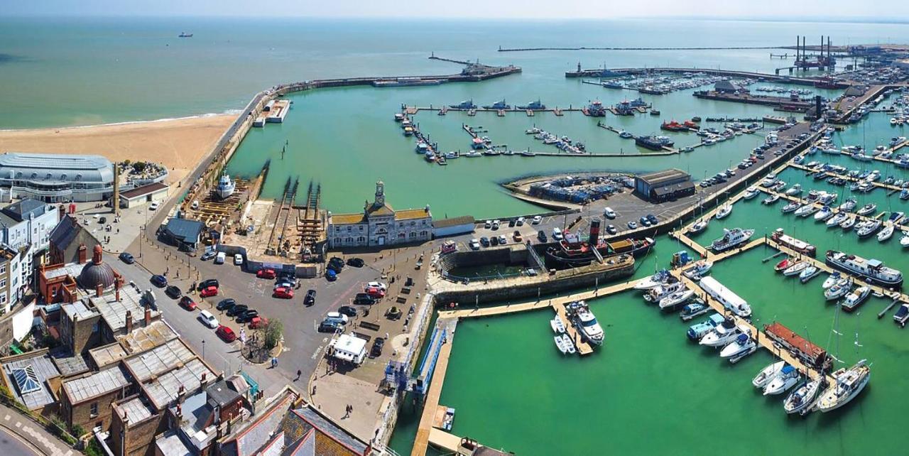 Sohot Stays The Royal Suite Harbour Views Sleeps 4 แรมส์เกท ภายนอก รูปภาพ